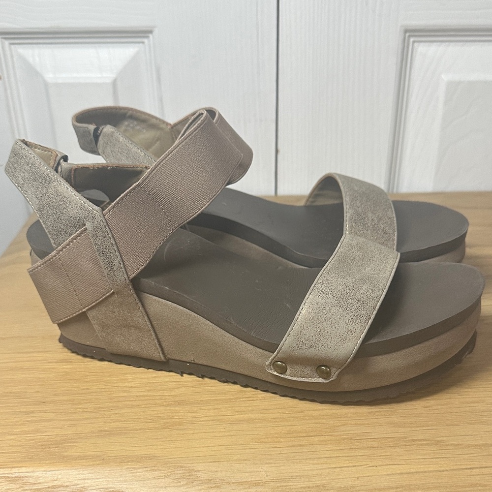 Women's Sandals in Taupe